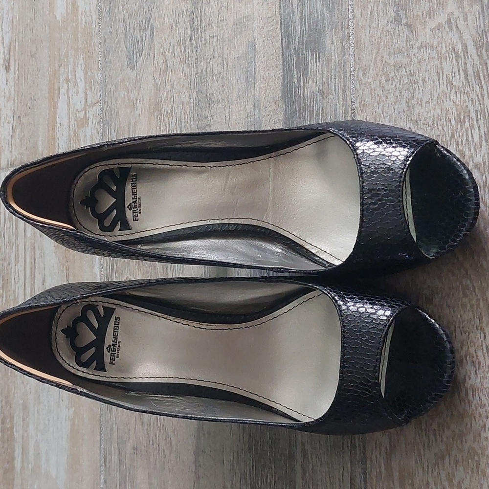 Black, faux snake skin Fergaliciuos peep toe pumps.